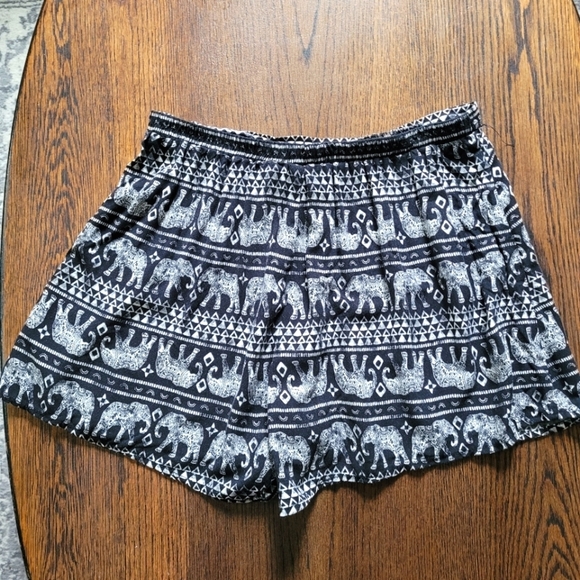 Mudd Black and White Elephant Print Elastic Waist Boho Flowy Shorts Size women L - Picture 2 of 5